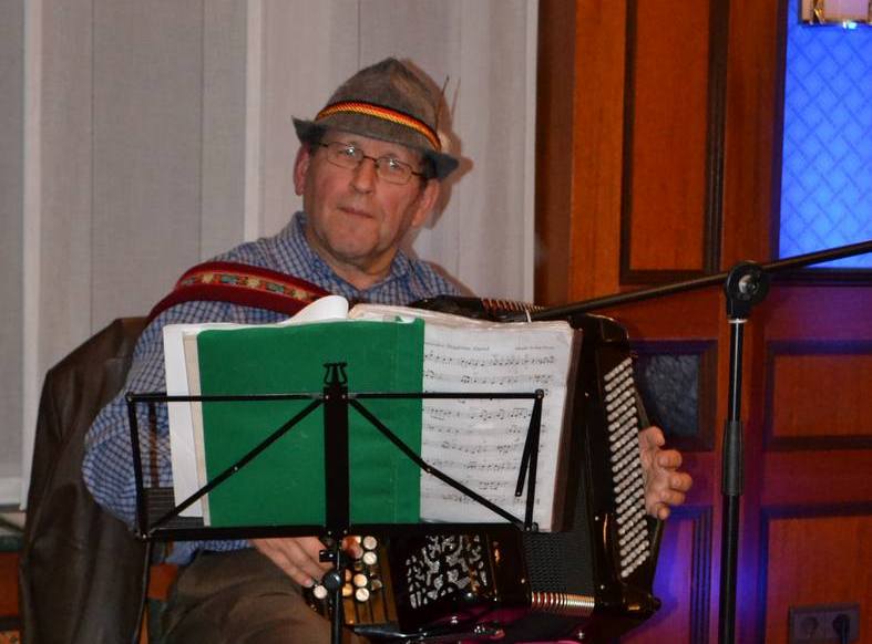 Ich sitze auf dem Stuhl und spiele,  vor  mir steht der Notenständer und neben mir auch Mikrofonständer